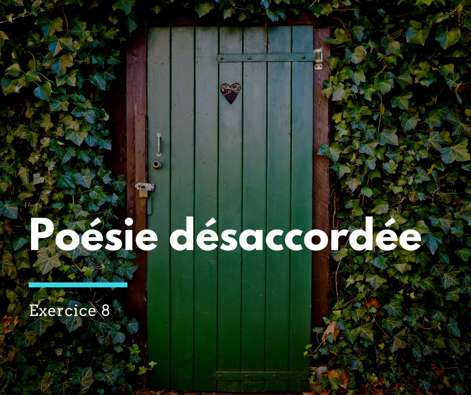 porte de toilettes dans le jardin en bois vert ornée d'un coeur entourée de lierre et titre de l'exercice: poésie désaccordée